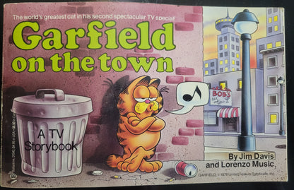 1st EDITION 1980s GARFIELD Book Club Edition: "Garfield On The Town" COLOR Softcover Book!