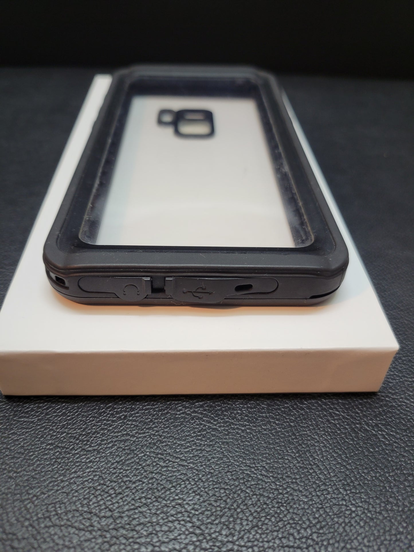 Samsung Galaxy S9 - Immaculate Condition -Minor Surface Cracks (Easily Fixed) Includes Charging Cord & Like-New OtterBox Case