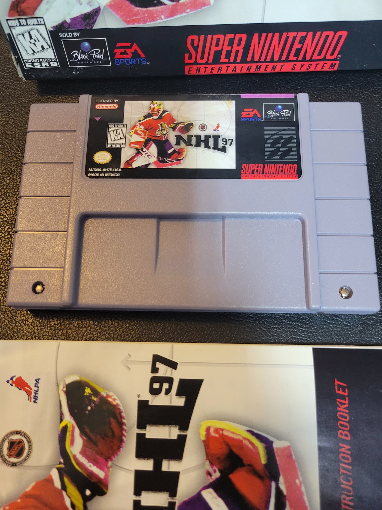 NHL 97' (SNES) - Super Nintendo Ent. Great Condition - CWB Box + Manual + Protector