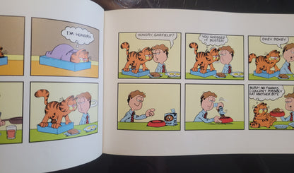 1st EDITION 1980s GARFIELD Book Club Edition: "Garfield On The Town" COLOR Softcover Book!