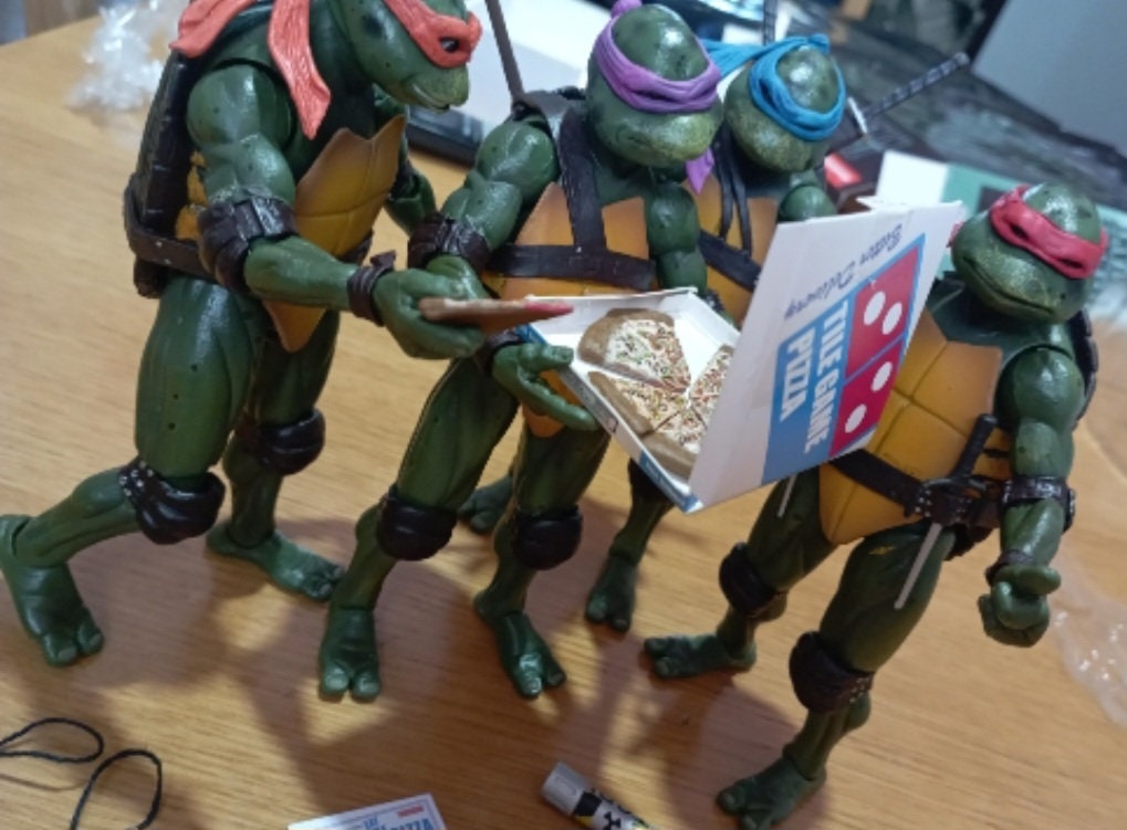 Teenage Mutant Ninja Turtles Action Figures From 1990 Movie TMNT Neca Boxed Set Of 4 Weapons + Pizza Included COWABUNGA DUDES!